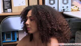 Үлкен табиғи сиськи бар сексуалды қыз