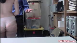 ���ੈਂਟ ਚੂਚੀਆਂ ਅਤੇ ਸ਼ਾਨਦਾਰ ਪਿਛੋਕੜ ਕਾਲੇ ਬਾਲਾਂ ਵਾਲੀ ਗੋਰੀ ਨੌਜਵਾਨ ਪ੍ਰਾਪਤ ਕਰਦਾ ਹੈ, fucked ਦਫ਼ਤਰ ਵਿਚ ਦੇ ਕੇ ਭ੍ਰਿਸ਼ਟ ਪੁਲਸੀਆ