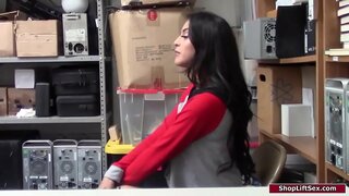Latina shoplifts 및자 그녀.그는 그녀를 아래로 스트립하고 지배하에 그녀를 잡아 그녀의 가슴.그녀가 그에게 구강 및 그는 앞머리 그녀