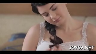 Spicy brunette óga Lucy L. é ag déanamh a chéad físeán erotic