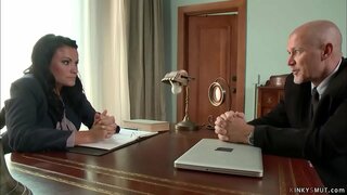 ���ဲသူဌေးက Davis အမှတ်အကွေးကျော်စားပွဲၡမ်ားကြီးမားတဲ့ tits အနက်ရောင်ဆံရှင်ဝန်ထမ်း Ashli Ames နှင့်အတူကြီးမားတဲ့ကြက်ပေါင်သူမလာျနောက်ကွယ်တွင်ကြိုးအနှောင်