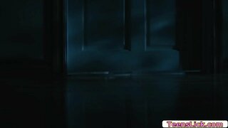 Tratado docente ta lanta i chikitu di poko ta bai i a hañ&#039;é ku su brùit na otro lugá.Despues di aki,ku ta inicia e bes aproksimadamente.E siguiente ta un,nan ta hasi su coños muras i desventaha na e servisio 69.