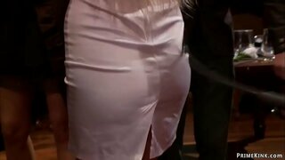 ʸ�발의 여왕 로렐라이 이 제공하는 뜨거운 가슴 큰 금발의 슬레이브 Riley 에서 공개 파티와 그녀의 굽 표 강아지 플레아