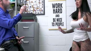 Шоплифтер принудил Лили Лейн отсосать член