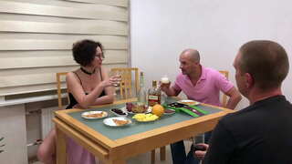 Mbili guys fucked aliyekuwa classmate (sehemu ya 1)