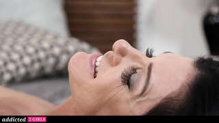 ���ಂತ-ಕಾಮಿನಿ ತುಲ್ಲು ಗುದ ಸಂಭೋಗ ಬಾಯಿಯಿಂದ ಜುಂಬು ಲೆಸ್ಬಿಯನ್ ಮಲಮಗಳಾಗಿದ್ದಾಳೆ