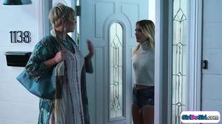 ɇ�髪に接続し彼女のstepsisをbusty milf。彼らはkissの中で縁取り.小さなおっぱいbabe facesits彼女の髪の商品