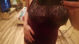 танцует стип-бий алдында зеркалом, показывая упчулар