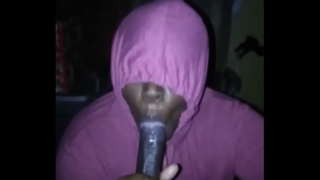 Чорний bbw всмоктує сперму з члена друга